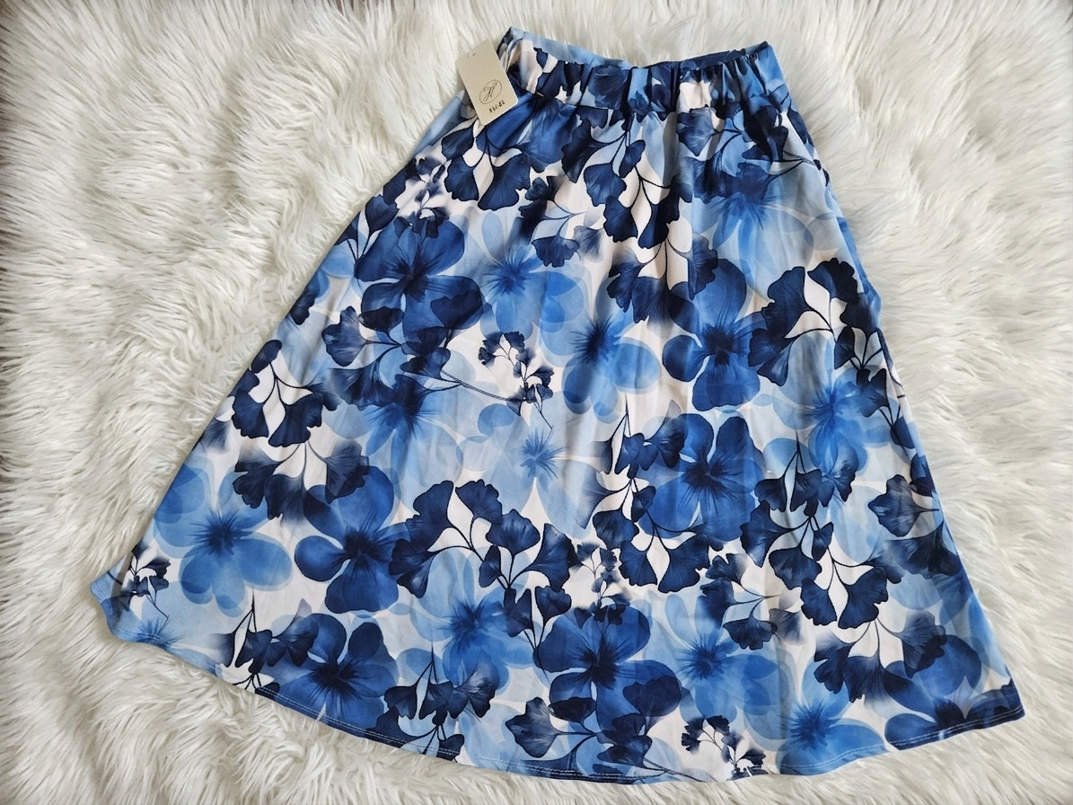 Kék-fehér virágos midi szoknya – M-XL | Gumis derekas, lágy esésű
